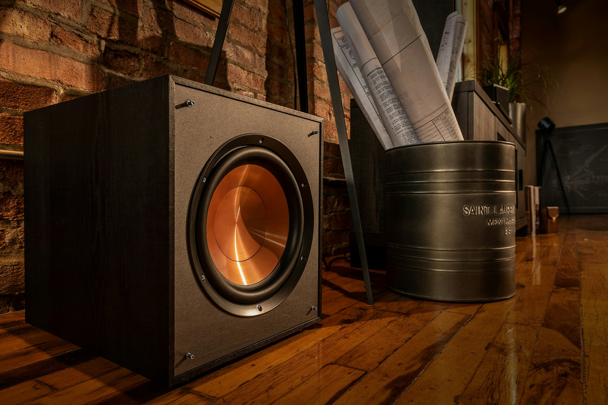 Subwoofer junto a un cubo de planos